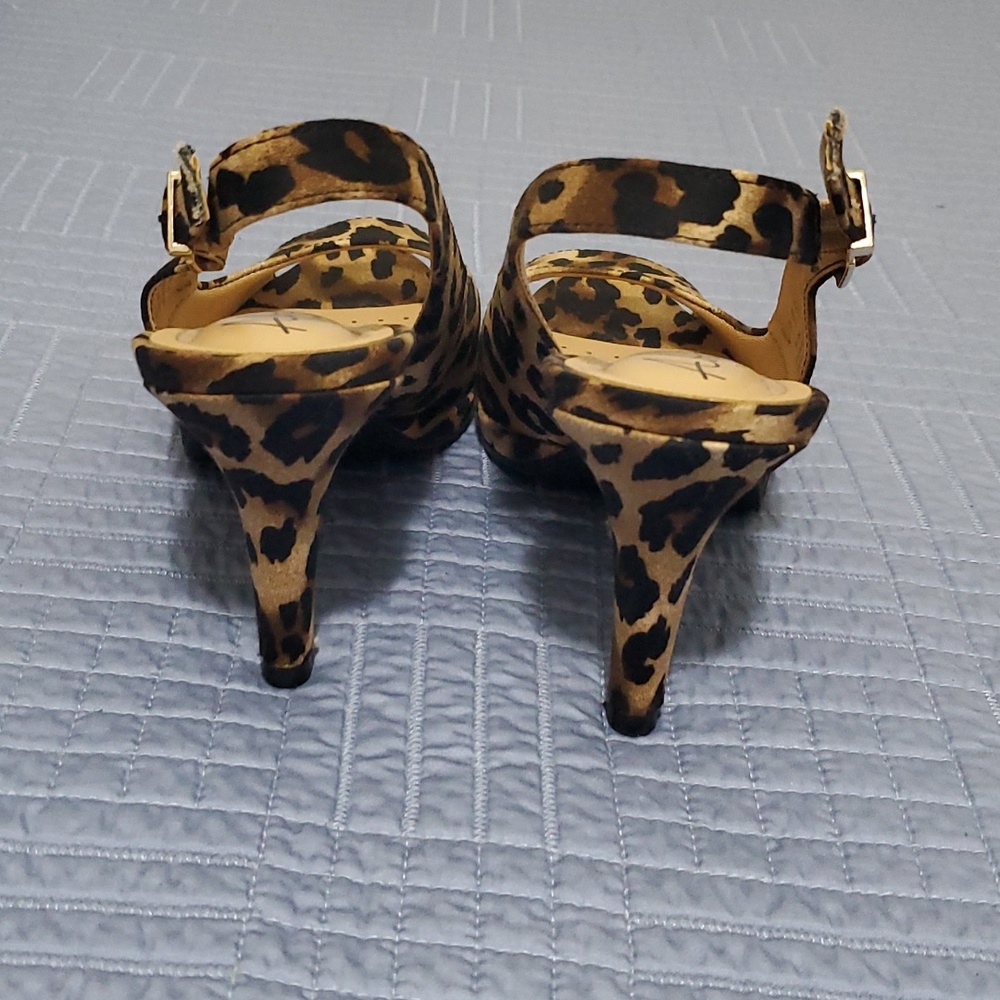 Shoe's - Picture 4 of 7